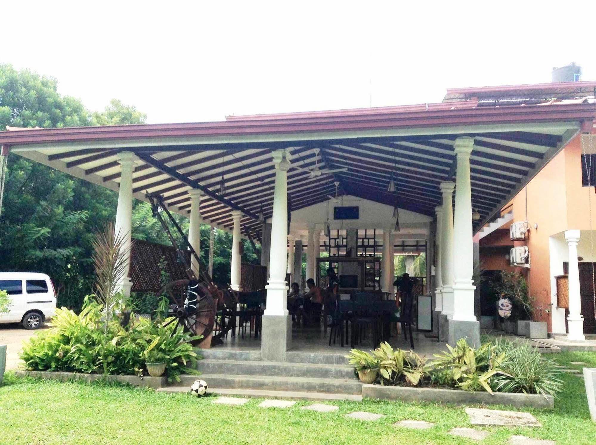 Riverside Cabanas Mirissa Buitenkant foto